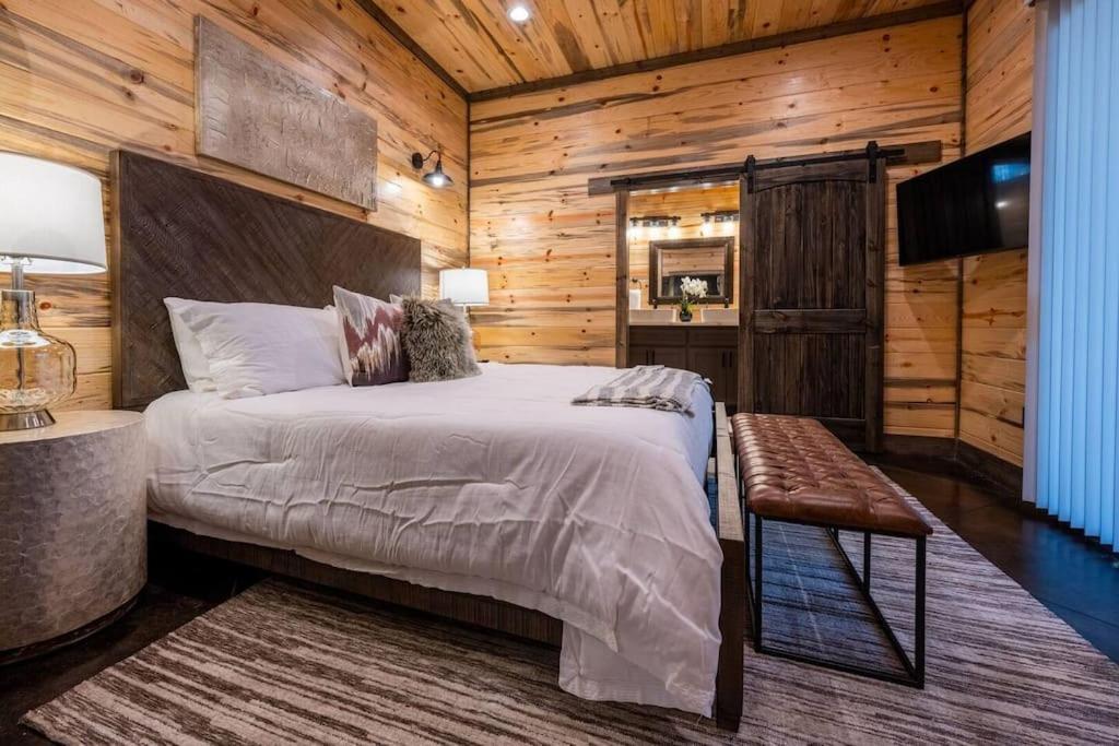 The Blaylock Cabin, 2 King, Hot Tub, Pet Friendly! Broken Bow Eksteriør bilde